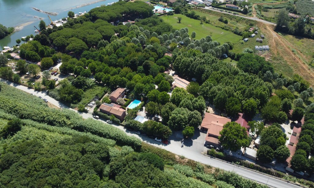 Il campeggio nel verde sulle rive del Fiume Magra